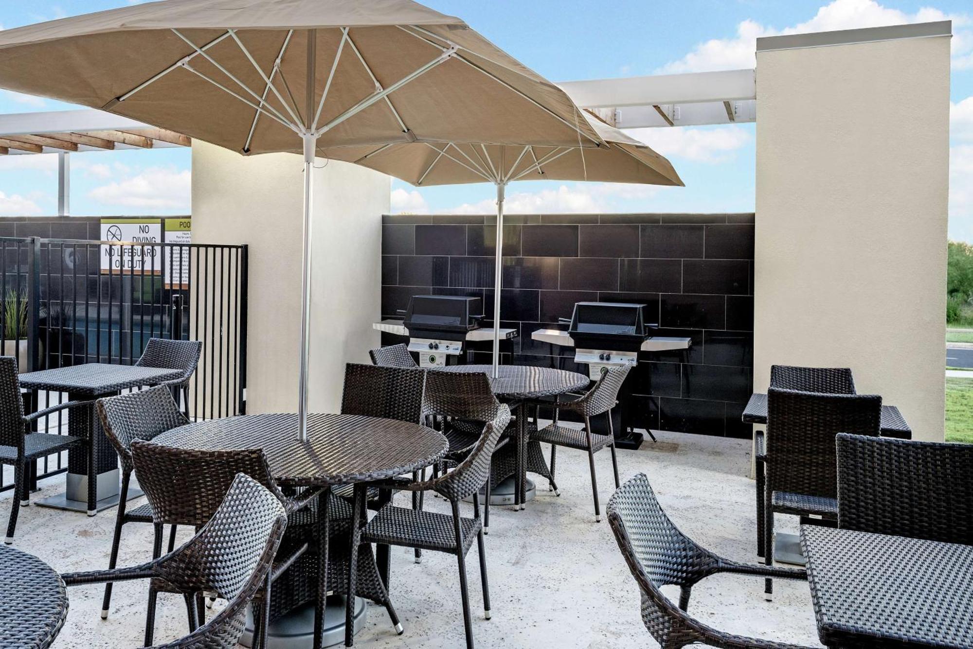 Hotel Home2 By Hilton Airport